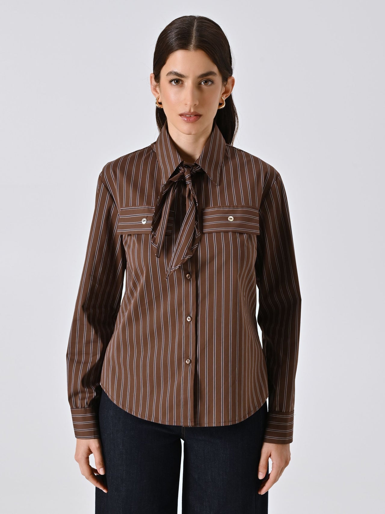 CAMICIA MARRONE A RIGHE CON FIOCCO Immagine secondaria del prodotto