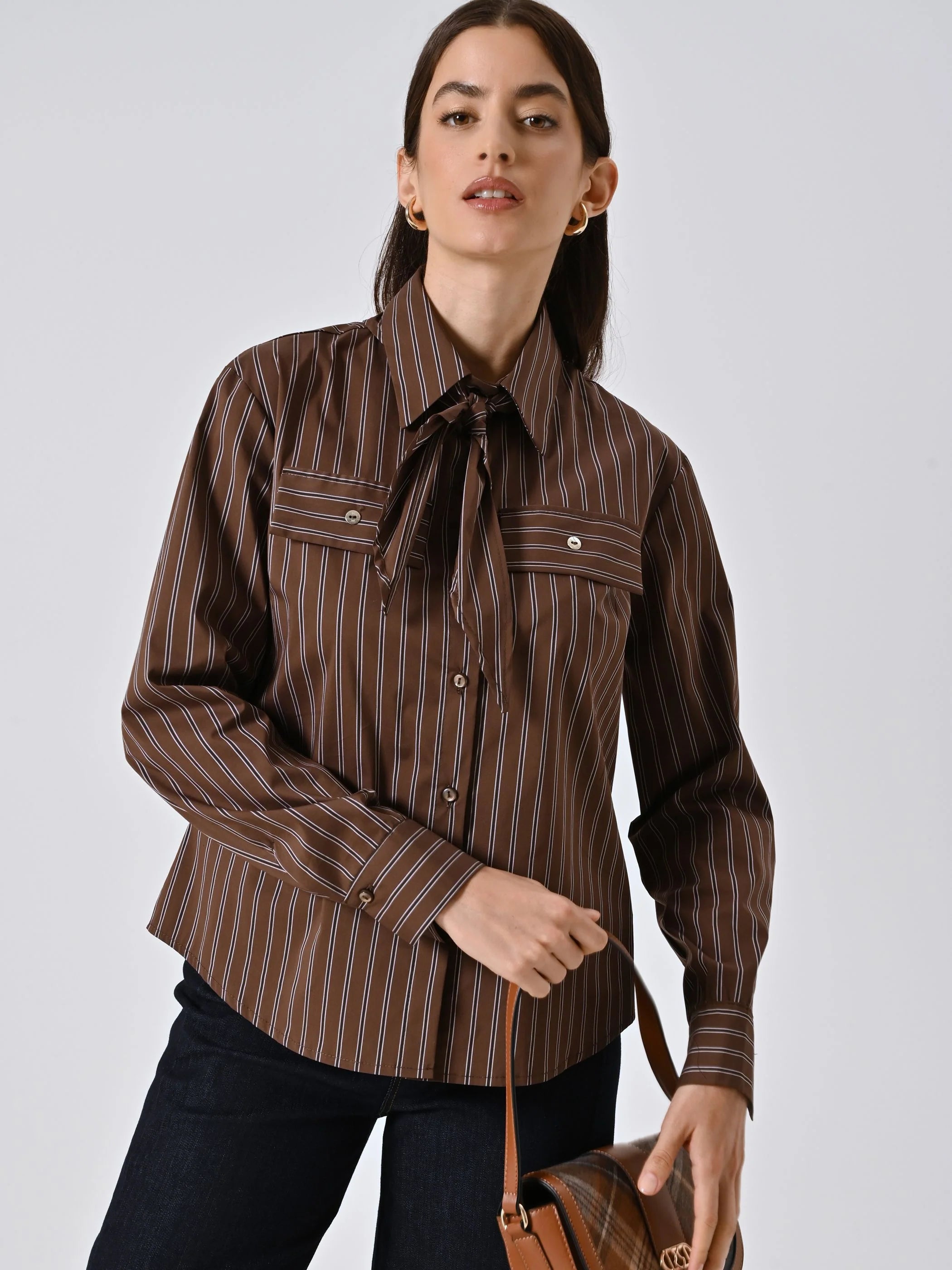 CAMICIA MARRONE A RIGHE CON FIOCCO Immagine principale del prodotto